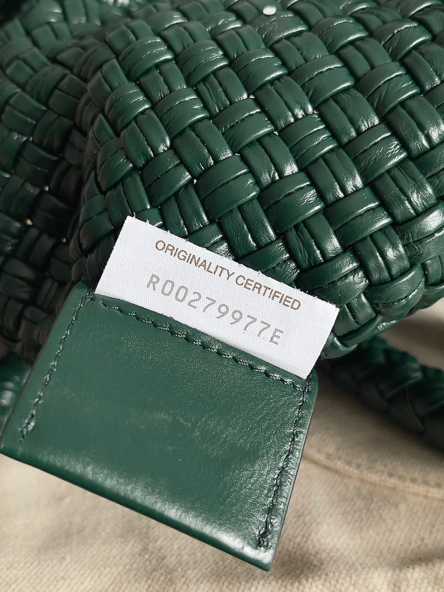 Batch 5760 BV collectible small woven handbags are really YYDS!! Bottega Veneta’s most classic small woven handbags are back! ! We use the highest quality leather with the highest craftsmanship❤️ to create the most expensive works. We have created the original Intrecciato leather weaving process❤️ This unique traditional exclusive leather weaving method has not only become our logo but also reflects the time-consuming and labor-intensive craftsmanship of our products❤️ The new TOSCA handbag must be a selection worth collecting🆕⚠️⚠️Babies, malachite can be sold separately and can be assembled by yourself Style number: 716974 Size: 27*9*18cm